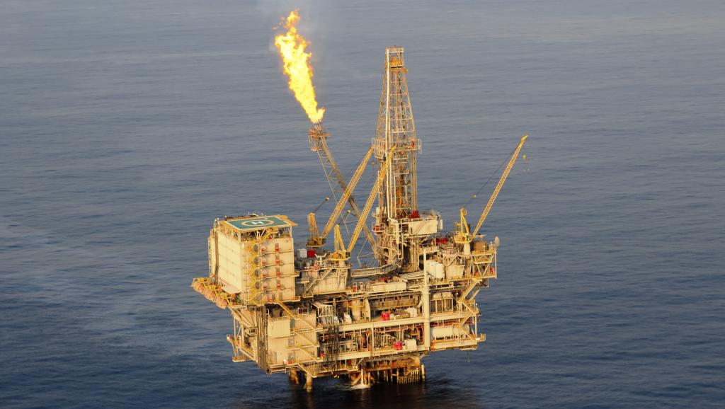 Une plateforme offshore d'exploitation de pétrole. Getty Images/HeliRy