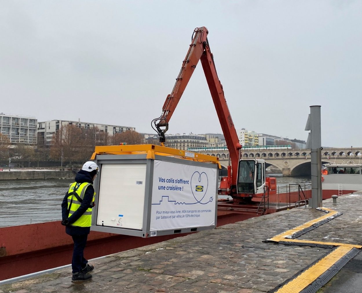 Pour la première fois, l'enseigne IKEA utilise le transport fluvial pour livrer ses clients parisiens