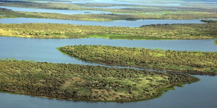This aerial picture taken on July 16, 2016 shows the Lake Chad in the Bol region, around 200km from Chad capital city N'Djamena. / AFP PHOTO / SIA KAMBOU