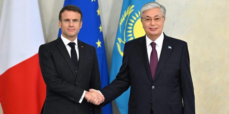 This handout photograph taken and released by Kazakhstan's Presidential Press Service on November 1, 2023, shows France's President Emmanuel Macron (L) and Kazakhstan's President Kassym-Jomart Tokayev (R) shaking hands in Astana on November 1, 2023. French President Emmanuel Macron arrived in Central Asia on November 1, aiming to boost France's profile in a region where Russia, China, Turkey and Europe are all jostling for influence. (Photo by Handout / KAZAKHSTAN'S PRESIDENTIAL PRESS SERVICE / AFP) / RESTRICTED TO EDITORIAL USE - MANDATORY CREDIT "AFP PHOTO / Kazakhstan's Presidential Press Service" - NO MARKETING NO ADVERTISING CAMPAIGNS - DISTRIBUTED AS A SERVICE TO CLIENTS